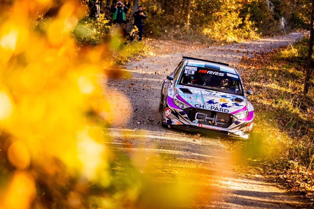 Hyundai i20 dans les feuilles d'automne