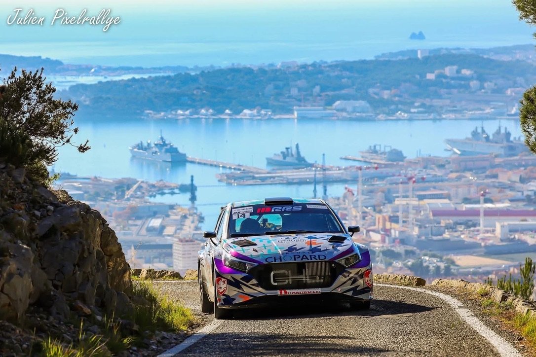 Hyundai i20 surplombant la rade de Toulon