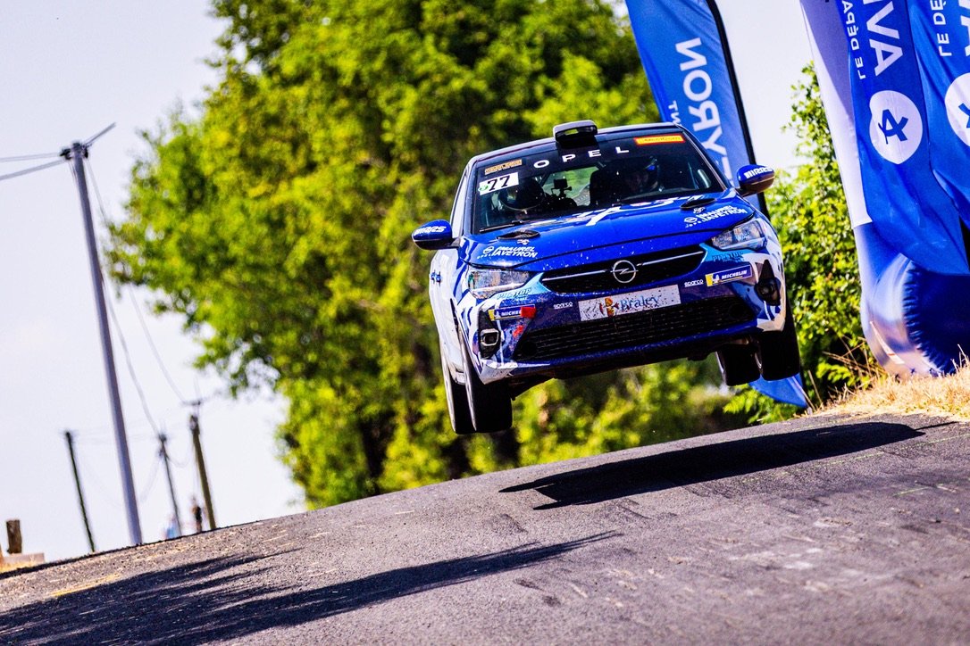 Opel Corsa Rally4 en plein saut