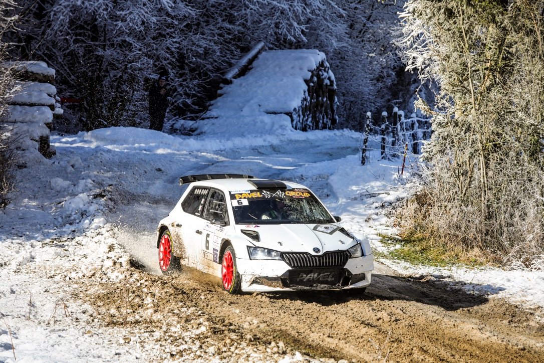 Skoda Fabia forêt enneigée